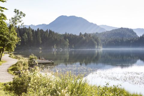 A bajorországi Berchtesgadenben található az idilli Hintersee-tó, nem messze az Explorer Hotel Berchtesgadentől. A régió sokkal többet kínál felfedezésre, mint pusztán a Watzmann és a Königssee. Töltsd el nyaralásodat a Berchtesgadeni Alpokban, és győződj meg róla saját szemeddel!