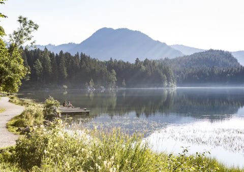 Hintersee s výhledem na hory V bavorském Berchtesgadenu se nedaleko hotelu Explorer Hotel Berchtesgaden nachází idylické jezero Hintersee. Region nabízí mnohem více k objevování než jen Watzmann a Königssee. Strávte dovolenou v Berchtesgadenských Alpách a přesvědčte se sami!