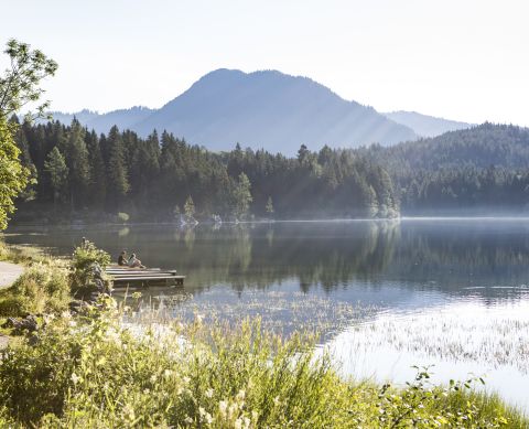 À Berchtesgaden, en Bavière, le lac idyllique de Hintersee se trouve à proximité de l'Explorer Hotel Berchtesgaden. La région regorge de trésors à découvrir, bien au-delà du mont Watzmann et du lac Königssee. Venez passer vos vacances dans les Alpes de Berchtesgaden et laissez-vous émerveiller !