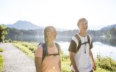 Wandern im Sommer am Hintersee in Bayern