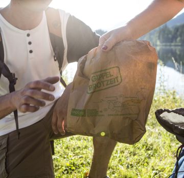 Das Lunchpaket des Explorer Hotel wird am See verschlungen