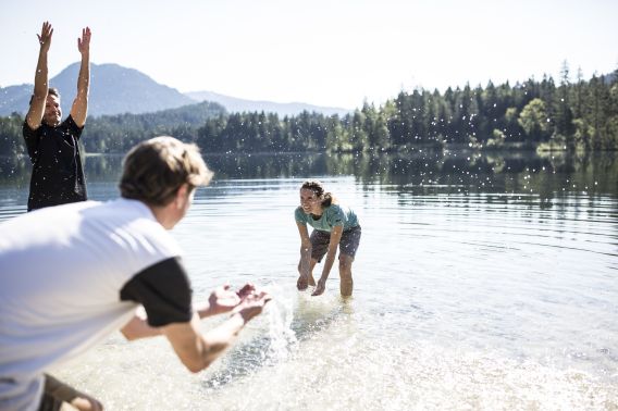 Zeit für eine Wasserschlacht im Urlaub im Explorer Hotel Der Hintersee im Berchtesgadener Land, nahe des Königssees hat sehr klares Wasser aber ist mit seinen 14 Grad sehr kalt. Die ideale Erfrischung in Deinem Sommer-Urlaub in Bayern.