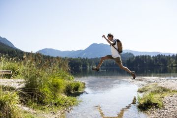 Rund um die Explorer Hotels im Allgäu, Tirol, Oberösterreich und Kärnten warten tolle Wanderrouten im Sommerurlaub auf euch!