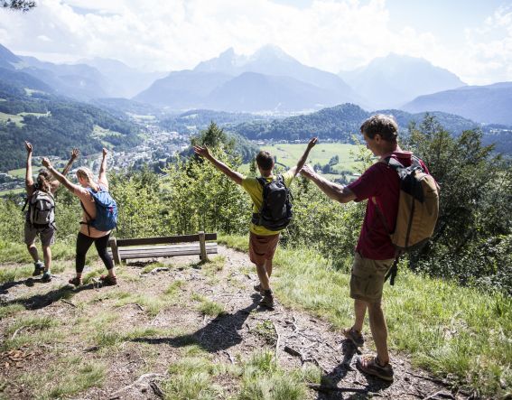 Der Aussichtspunkt Marxenhöhe ist der perfekte Spot für Eure Pause beim Wandern im Berchtesgadener Land. Erlebt mit Freunden einen unvergesslichen Sommer-Urlaub in den Berchtesgadener Alpen im Explorer Hotel in Bayern.