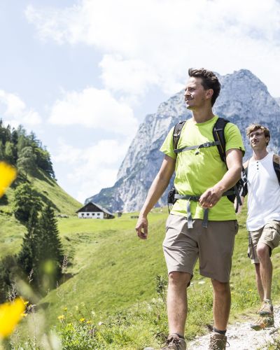 Grüne Wiesen und Sonne satt im Urlaub im Explorer Hotel Berchtesgaden in Bayern. Wanderung am Hohen Gerstfeld in den Berchtesgadener Alpen.