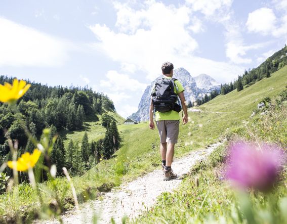 Sommerliche Wanderungen im Deutschland-Urlaub. Rund um das Explorer Hotel Berchtesgaden in Bayern findest du zahlreiche Wanderwege in allen Schwierigkeitsgraden.