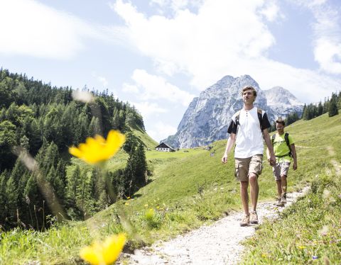 Wiosną, latem czy jesienią – w hotelu Explorer w Berchtesgaden podczas urlopu w Bawarii czekają na Ciebie wspaniałe szlaki turystyczne na każdą porę roku.