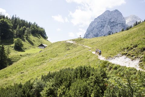 Túra směrem k Halsalmu před Hohen Gerstfeldem Turistika v Berchtesgadenské oblasti je obzvláště zábavná ve skupině. Po návratu z túry v Berchtesgadenských Alpách si můžete naplánovat další túru v Explorer Hotelu Berchtesgaden.