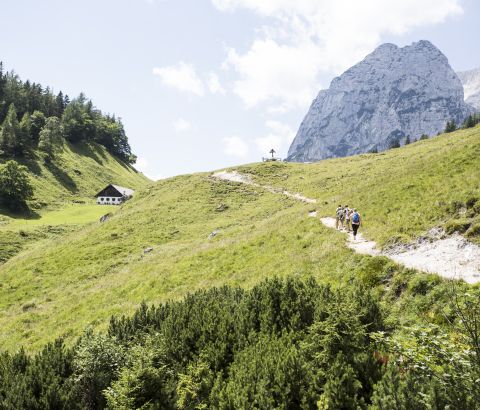 Wandelen in het Berchtesgadener Land is vooral leuk in groepsverband. Na terugkomst van uw tocht door de Berchtesgadener Alpen kunt u uw volgende wandeling plannen in het Explorer Hotel Berchtesgaden.