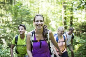 Bewegung und frische Luft macht glücklich. Also nichts wie los in die Berge und Zeit draußen verbringen. Das geht am besten in einem Urlaub im Explorer Hotel in den Alpen.