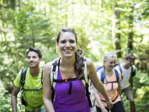 Bewegung und frische Luft macht glücklich. Also nichts wie los in die Berge und Zeit draußen verbringen. Das geht am besten in einem Urlaub im Explorer Hotel in den Alpen.