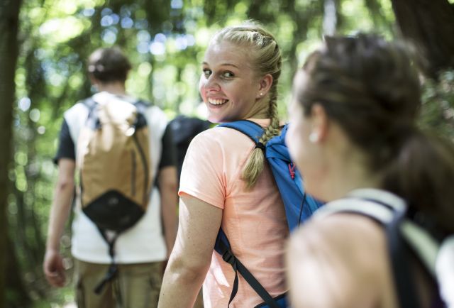 Vivi momenti emozionanti con gli amici durante le escursioni in Algovia, nel Berchtesgadener Land o in Tirolo. Gli Explorer Hotel in Germania e Austria offrono la sistemazione perfetta, con colazione, sauna e palestra incluse.