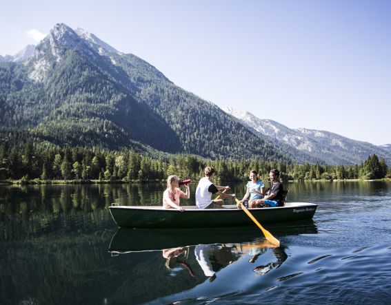 Der Hintersee nahe dem Königssee im Berchtesgadener Land ist ein wunderschönes Ausflugsziel im Sommerurlaub, wenn Du Gast bist im Explorer Hotel Berchtesgaden in Schönau am Königssee.