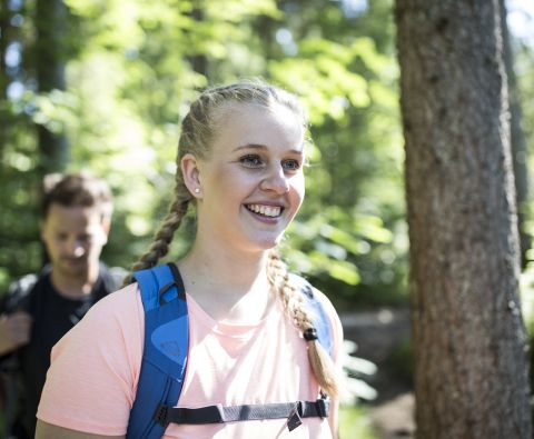 Wędrówki po Alpach Podczas pieszych wędrówek w hotelach Explorer Hotels istnieje wiele możliwości odkrywania Alp w regionach Montafon, Allgäu, Berchtesgadener Land, Alp Kitzbühelskich i Zillertal.
