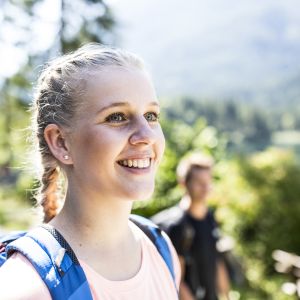 Zeit für eine schöne Wanderung im Berchtesgadener Land Im Sommer die Wanderschuhe angeschnürt, die Touren auf der Explorer Wall ausgecheckt und schon geht's los. Startpunkt ist das Explorer Hotel Berchtesgaden in Schönau am Königssee, denn rund um Deine Unterkunft findest Du viele tolle Wanderwege in den Alpen.