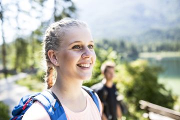 V létě si nazujte turistické boty, podívejte se na túry na Explorer Wall a vyrazte. Výchozím bodem je Explorer Hotel Berchtesgaden v Schönau am Königssee, protože v okolí vašeho ubytování najdete mnoho skvělých turistických stezek v Alpách.