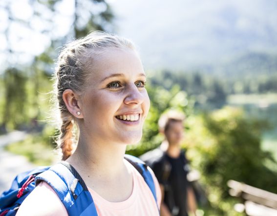 Im Sommer die Wanderschuhe angeschnürt, die Touren auf der Explorer Wall ausgecheckt und schon geht's los. Startpunkt ist das Explorer Hotel Berchtesgaden in Schönau am Königssee, denn rund um Deine Unterkunft findest Du viele tolle Wanderwege in den Alpen.