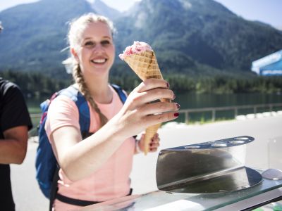 Im Sommerurlaub in den Alpen braucht man zwischen all den sportlichen Aktivitäten auch mal eine kleine Pause. Am Hintersee im Berchtesgadener Land steht schon mal der Eiswagen bereit.
