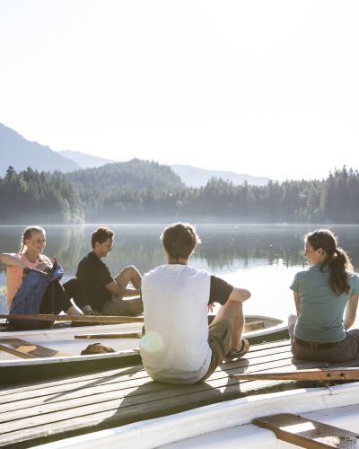 Ein Sommermorgen am See Zeit für ein leckeres Frühstück aus dem Wanderrucksack. So kann der Wandertag beginnen. Startpunkt ist Dein Explorer Hotel in Bayern, Tirol, Kärnten oder Oberösterreich.