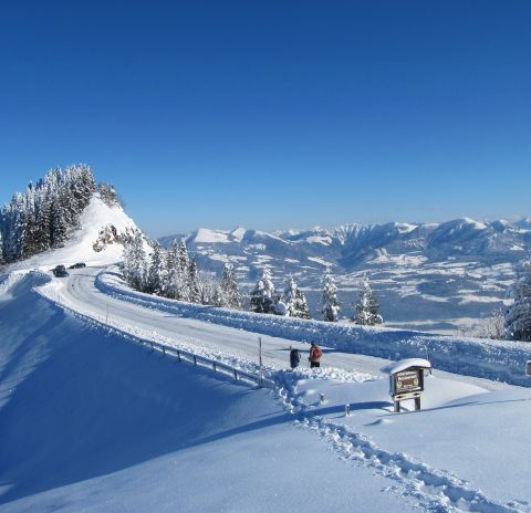 Malownicza i kręta droga w regionie Berchtesgadener Land to świetny cel podróży zarówno zimą, jak i latem.