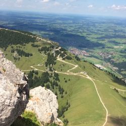 Blick vom Aggenstein auf Bergbahn und Breitenberg