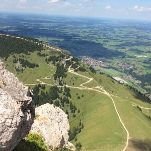 Blick vom Aggenstein auf Bergbahn und Breitenberg