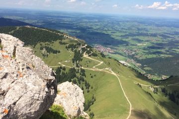 Blick vom Aggenstein auf Bergbahn und Breitenberg