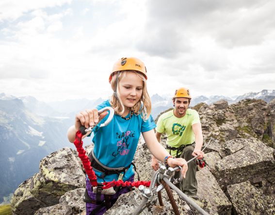Auch für schwindelfreie Kinder gibt es geeignete Klettersteige in der Silvretta Montafon.