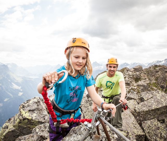 Anche i bambini che non soffrono di vertigini possono cimentarsi in vie ferrate adatte al Silvretta Montafon.