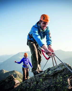In der Silvretta Montafon ist eine Klettertour bei Sonnenaufgang im Sommerurlaub möglich.