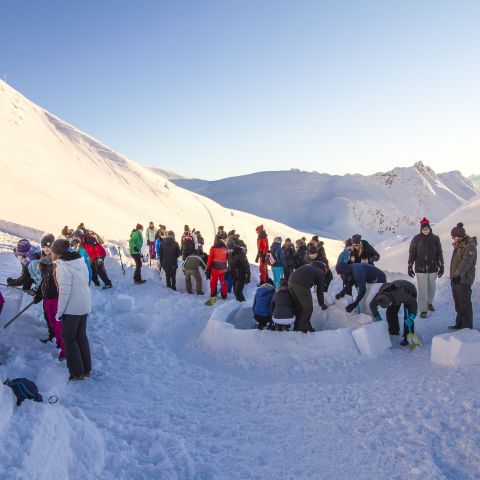 Ein Iglu selber bauen - mitten in der winterlichen Landschaft.