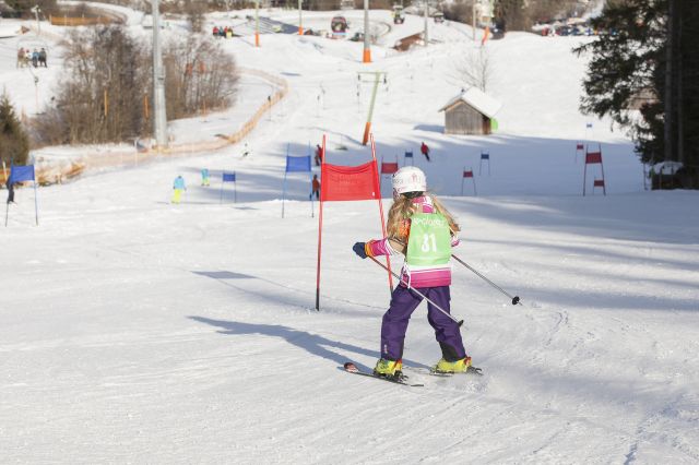 Fantastische skipistes voor kleine skiërtjes tijdens een wintersportvakantie in Nesselwang in de Allgäu. Direct naast Explorer Hotel Neuschwanstein ligt de Alpspitzbahn, vanwaar u direct de piste op kunt skiën of snowboarden.