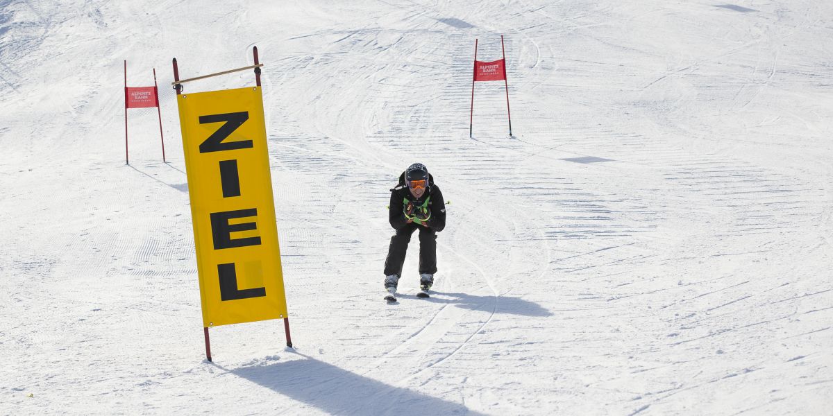 Skifahren und Snowboarden in Nesselwang ist sehr beliebt, und das zurecht! Deswegen findet hier auch immer das Skirennen statt, wo Ihr auf Ski oder dem Snowboard Euer Können unter Beweis stellen könnt.