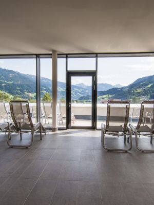 Was kann es schöneres geben, als sich nach einem langen anstrengenden Tag in unserem Sport Spa zu entspannen? Im Explorer Hotel Zillertal geht das ganz besonders gut. Hier erwartet Dich ein spektakulärer Panoramablick über das Zillertal!