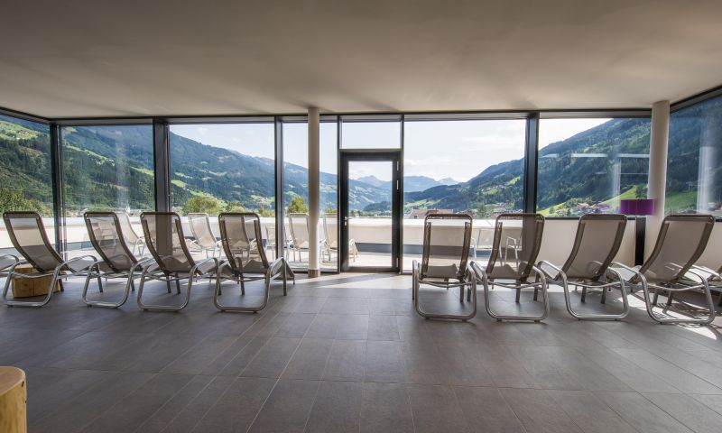 Was kann es schöneres geben, als sich nach einem langen anstrengenden Tag in unserem Sport Spa zu entspannen? Im Explorer Hotel Zillertal geht das ganz besonders gut. Hier erwartet Dich ein spektakulärer Panoramablick über das Zillertal!