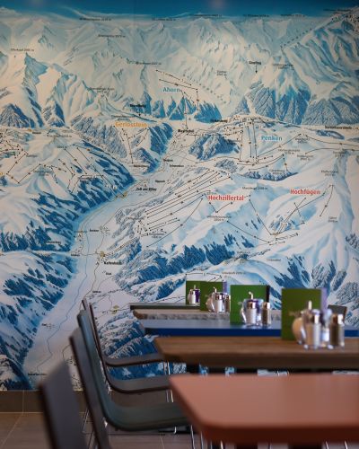 Frühstücksbereich mit Übersichtskarte Solltest Du beim Frühstück noch nicht wissen, wohin Deine heutige Entdeckungstour gehen soll, kannst Du Dich noch spontan von unserer großen Übersichtskarte inspirieren lassen. Damit steht einem aufregenden Tag nichts mehr im Weg!