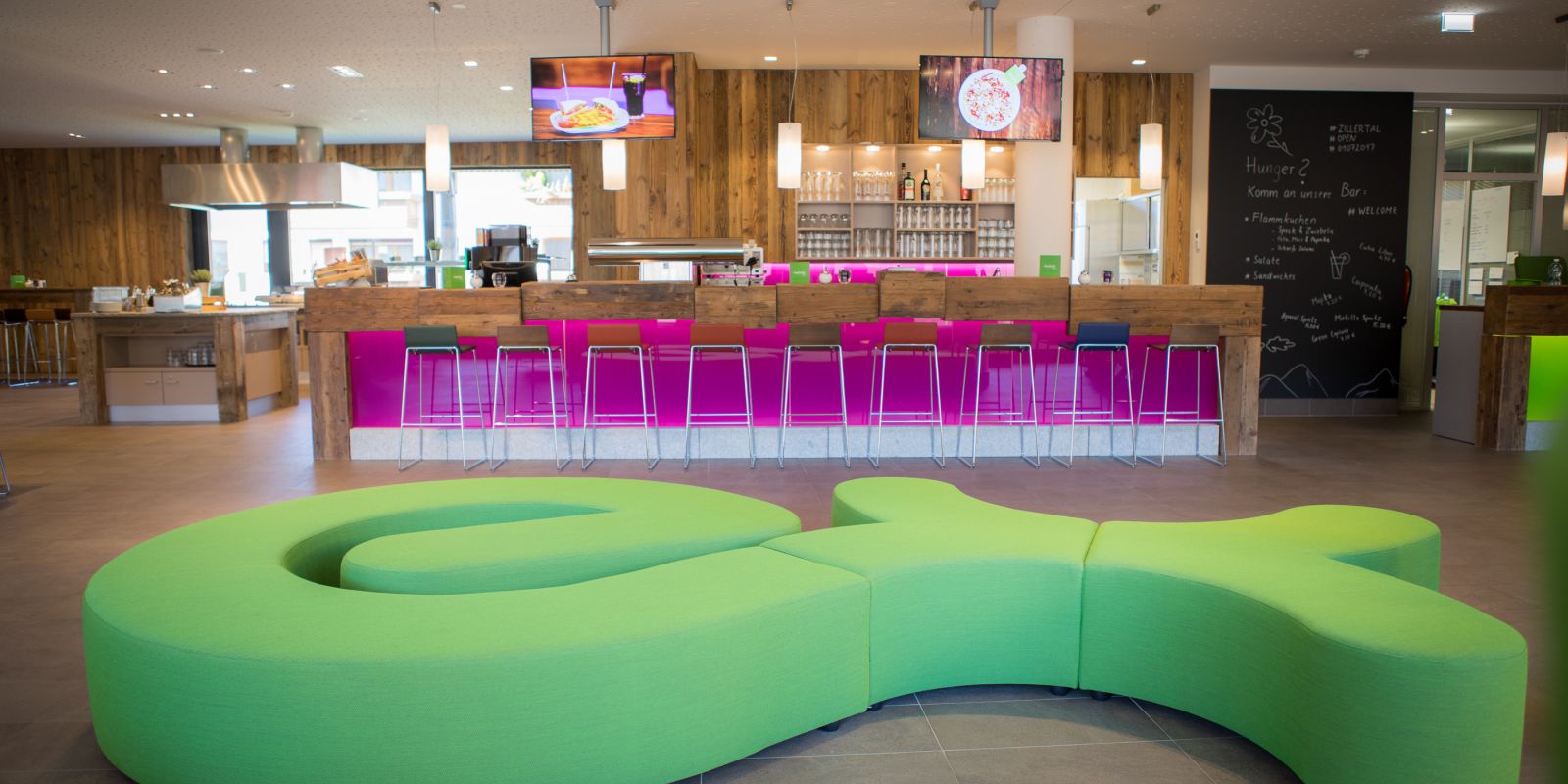 Herzlich willkommen in der Explorer Lounge im Zillertal. Mach es Dir auf unserem Explorer-Sofa gemütlich und schlürfe nebenbei einen köstlichen Drink von unserer Explorer Bar.