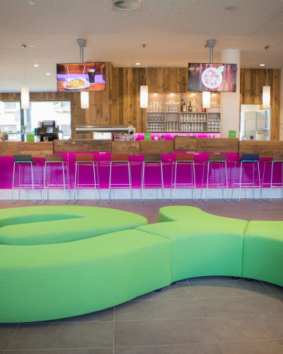 Die Explorer Lounge mit Bar Herzlich willkommen in der Explorer Lounge im Zillertal. Mach es Dir auf unserem Explorer-Sofa gemütlich und schlürfe nebenbei einen köstlichen Drink von unserer Explorer Bar.