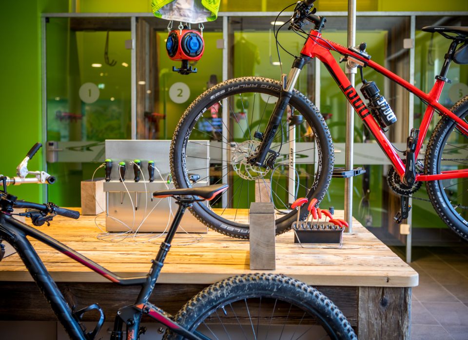 Sur nos établis, vous avez la possibilité de donner à votre vélo de toutes nouvelles capacités, rendant votre prochaine sortie encore plus excitante !