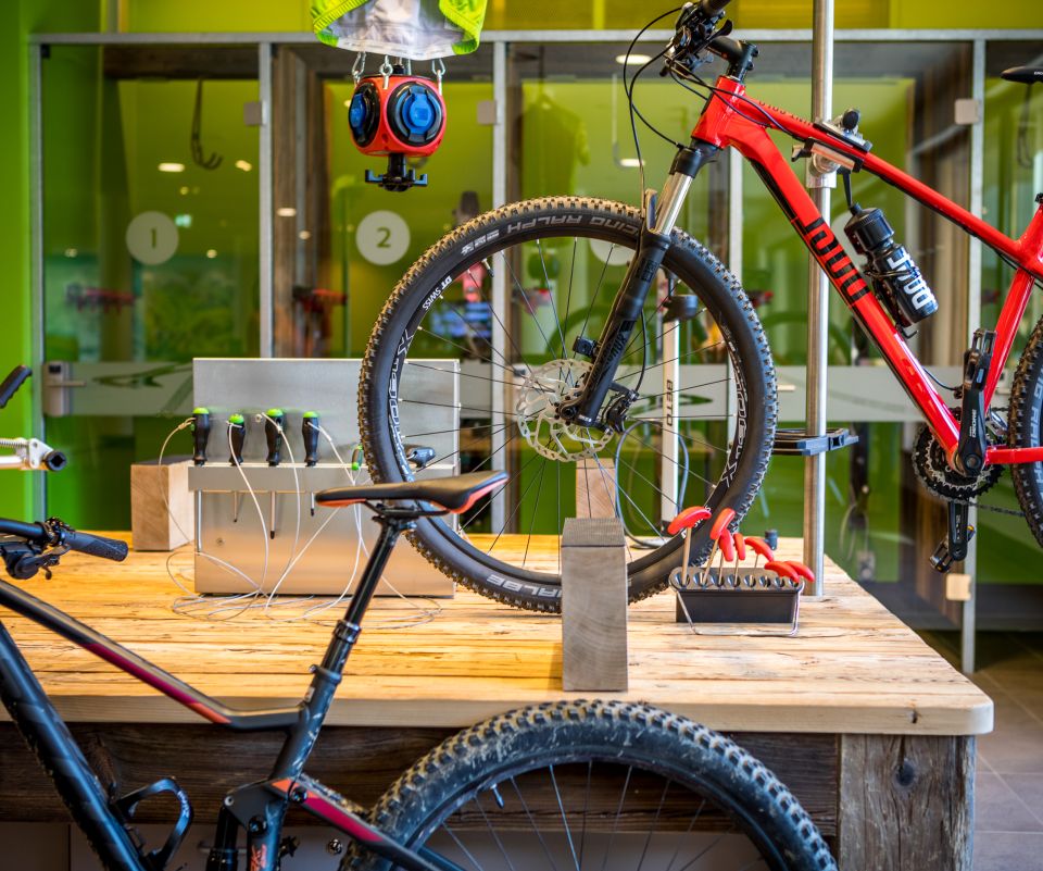Aan onze werkbanken heeft u de mogelijkheid om uw fiets compleet nieuwe mogelijkheden te geven, waardoor uw volgende tocht nog spannender wordt!