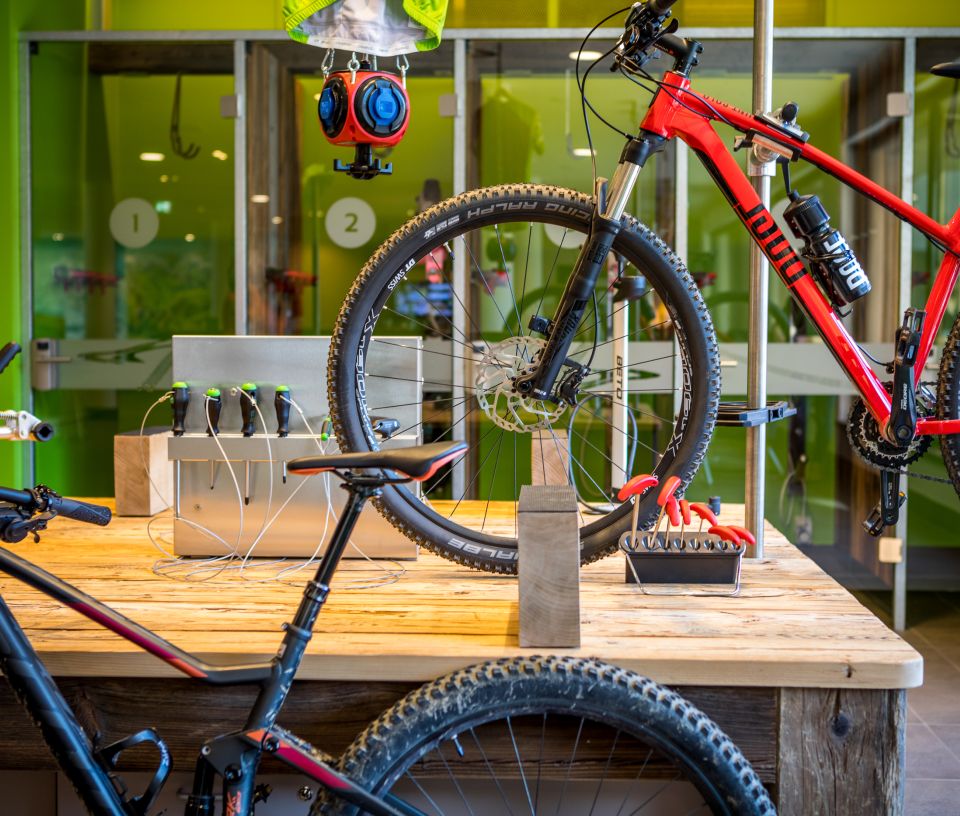 Presso i nostri banchi da lavoro avrai la possibilità di dare alla tua bici capacità completamente nuove, rendendo il tuo prossimo tour ancora più emozionante!