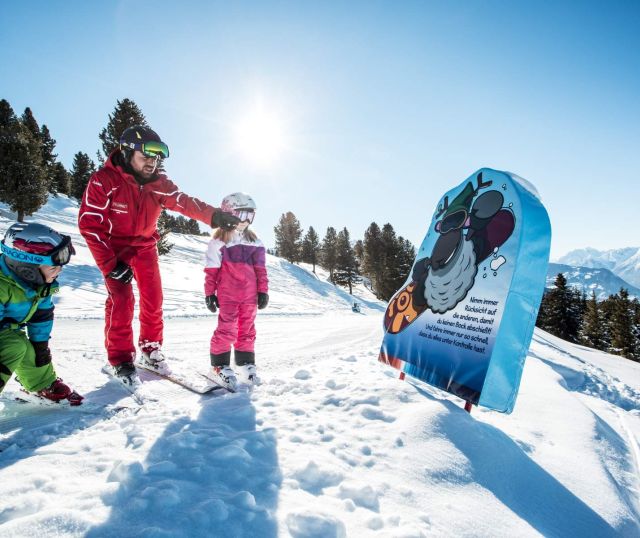Sciare nell'Ötztal - Divertimento per tutta la famiglia La valle Ötztal promette tanto divertimento sulla neve per tutta la famiglia. Lo sci è una vera delizia per grandi e piccini.