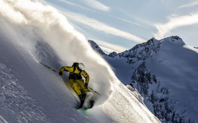 Qui oserait ? Ce freerider, près d'Obergurgl-Hochgurgl dans la vallée de l'Ötztal, s'aventure sur un versant particulièrement raide. Mais il est récompensé par une descente sous un ciel radieux et une neige poudreuse d'une finesse exceptionnelle.