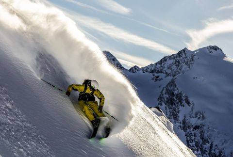 Wie durft? Deze freerider bij Obergurgl-Hochgurgl in het Ötztal waagt zich aan een bijzonder steile berghelling. Maar hij wordt beloond met een afdaling bij perfect weer en de fijnste poedersneeuw.