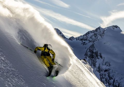 Kdo se odváží? Tento freerider poblíž Obergurgl-Hochgurgl v údolí Ötztal se odváží sjet obzvláště strmý horský svah. Odměněn je však sjezdem za ideálního počasí a v nejjemnějším prašanu.