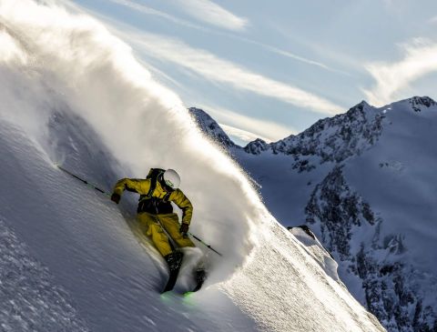 Chi osa? Questo freerider nei pressi di Obergurgl-Hochgurgl, nella valle Ötztal, osa scendere lungo un pendio particolarmente ripido. Ma viene ricompensato con una discesa in condizioni meteo perfette e neve farinosa finissima.