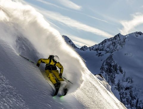 Kdo se odváží? Tento freerider poblíž Obergurgl-Hochgurgl v údolí Ötztal se odváží sjet obzvláště strmý horský svah. Odměněn je však sjezdem za ideálního počasí a v nejjemnějším prašanu.