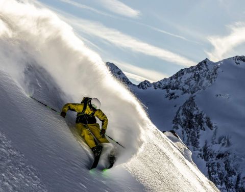 Qui oserait ? Ce freerider, près d'Obergurgl-Hochgurgl dans la vallée de l'Ötztal, s'aventure sur un versant particulièrement raide. Mais il est récompensé par une descente sous un ciel radieux et une neige poudreuse d'une finesse exceptionnelle.