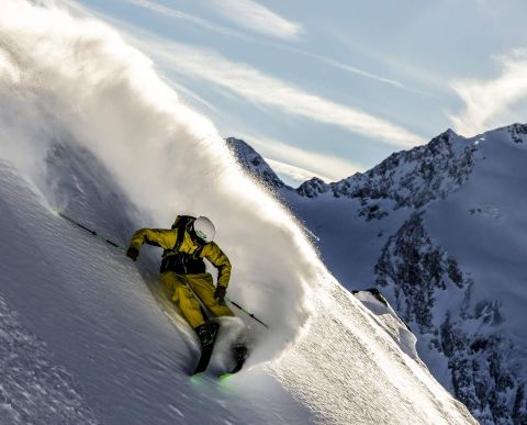 Wer traut sich? Dieser Freerider bei Obergurgl-Hochgurgl im Ötztal wagt sich einen besonders Steilen Berghang hinab. Doch er wird belohnt mit einer Abfahrt bei bestem Wetter und feinstem Pulverschnee.