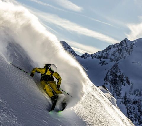 Wer traut sich? Dieser Freerider bei Obergurgl-Hochgurgl im Ötztal wagt sich einen besonders Steilen Berghang hinab. Doch er wird belohnt mit einer Abfahrt bei bestem Wetter und feinstem Pulverschnee.